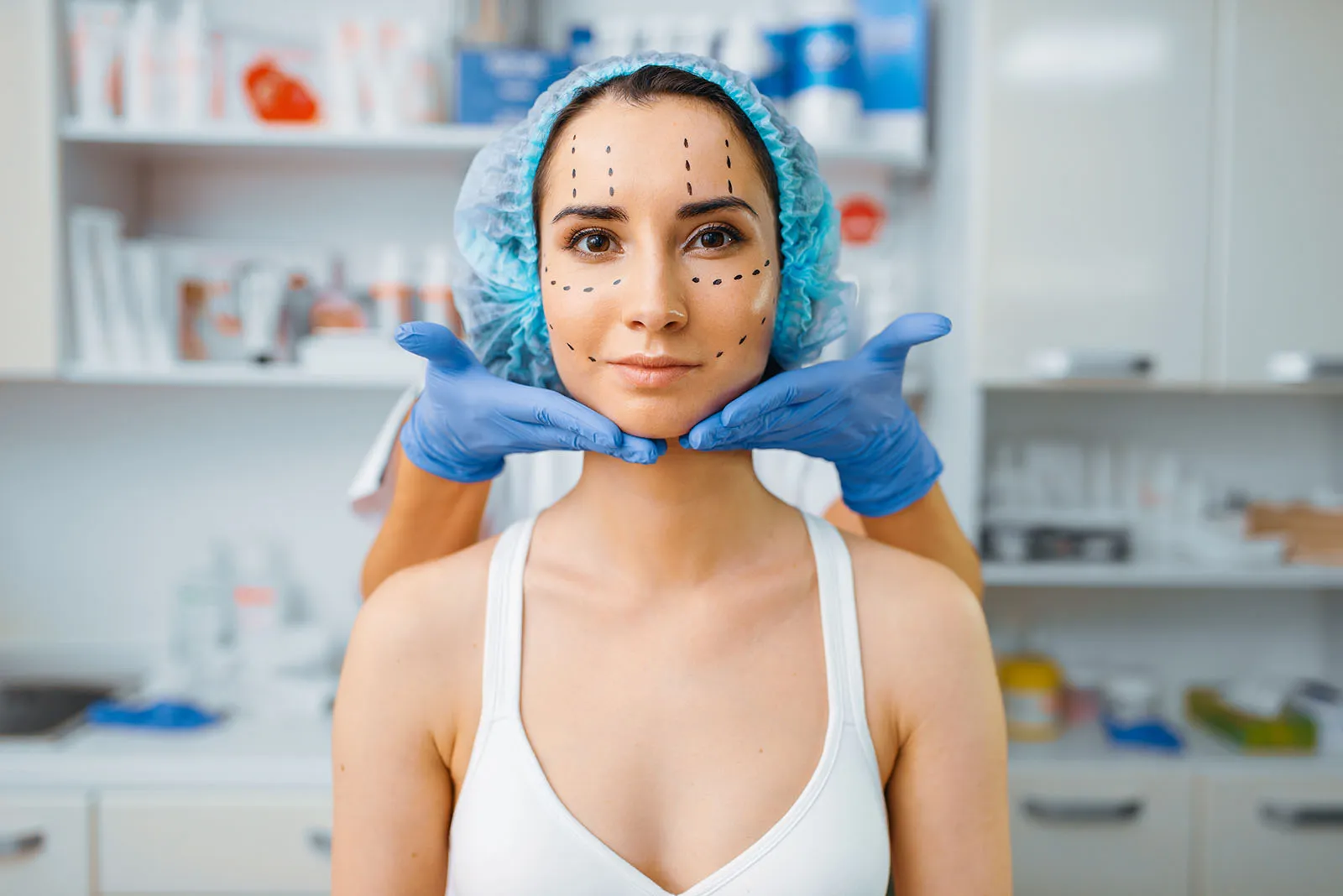 Avaliação facial ilustrativa com marcações de planejamento no rosto